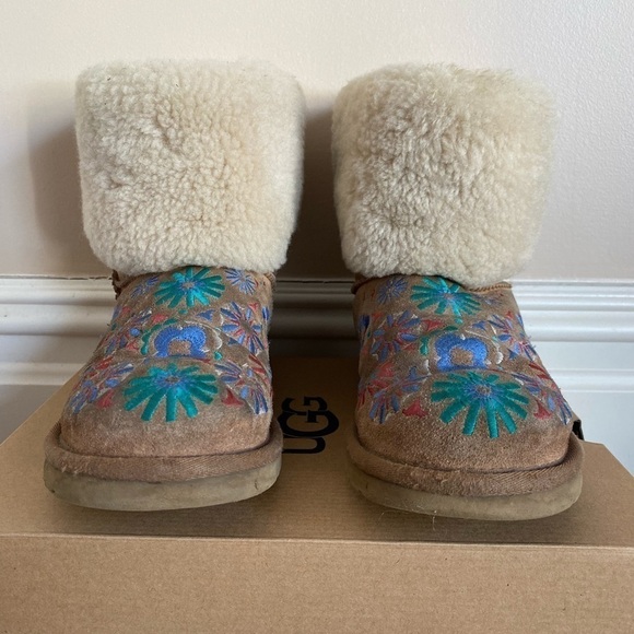 UGG Limited Edition Suede Floral Embroidered Sheepskin Foldover Cuff Boo… - Picture 4 of 10